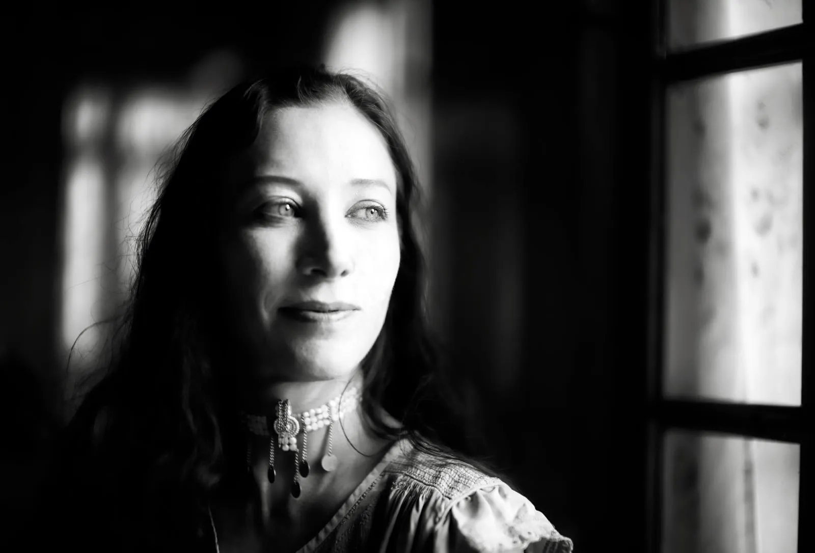 Amelia, luz de ventana — Retrato